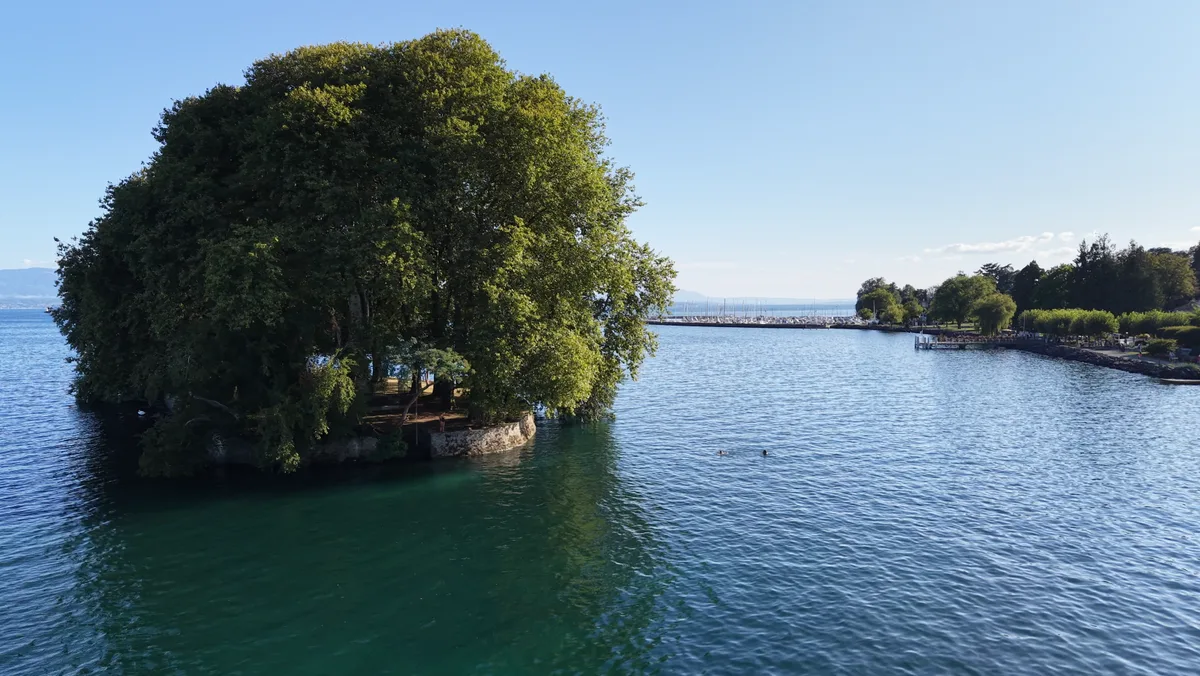 La Harpe island and port