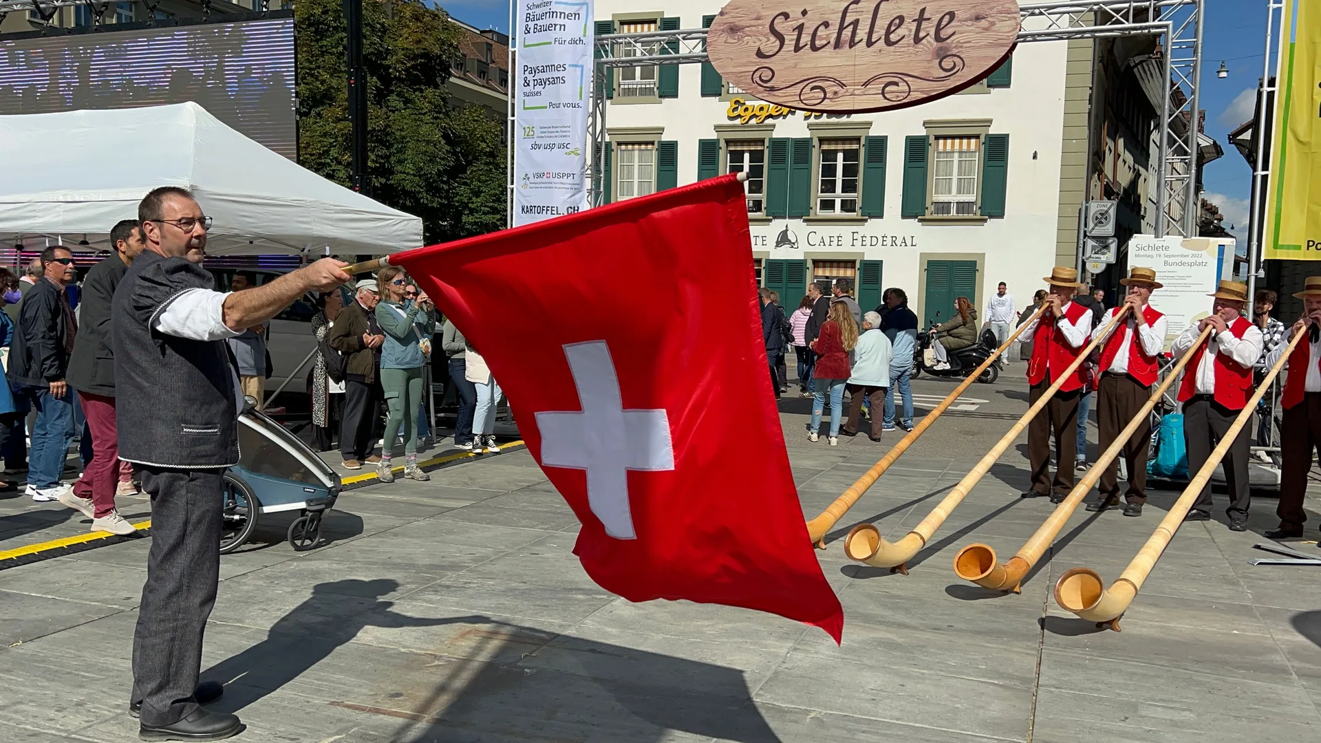 Flag throwing and the sound of alphorns at the Swiss cow descent festival
