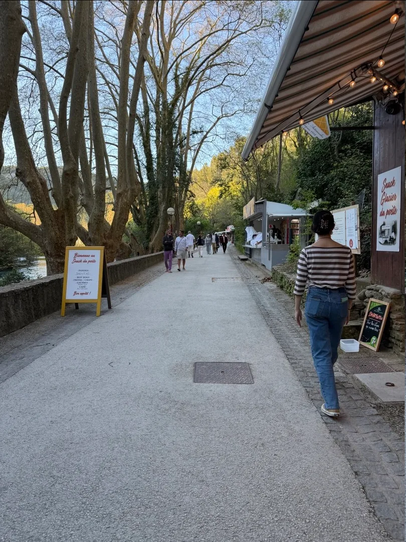 A walk through the village of Fontaine-de-Vaucluse and the source of the River Sorgue