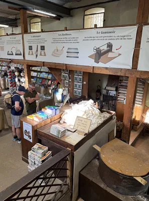 Paper pressing, Vallis Clausa, Fontaine-de-Vaucluse, France
