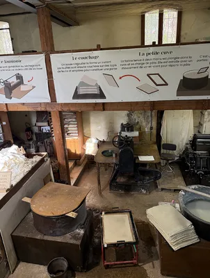 Couching, Vallis Clausa, Fontaine-de-Vaucluse, France