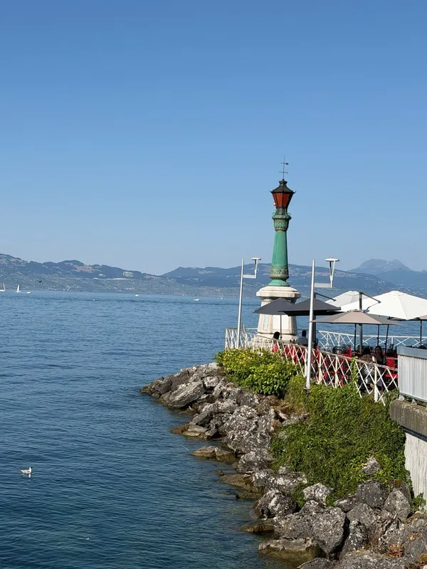 Évian-les-Bains, The lakefront promenade.jpg