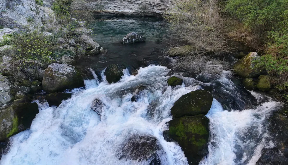 Fontaine-de-Vaucluse — la mystérieuse source de la rivière Sorgue