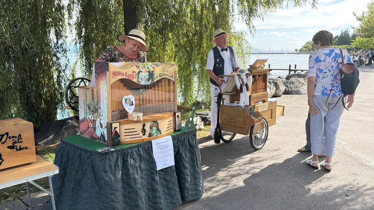 Drehorgel-Auftritt an der Uferpromenade von Rolle