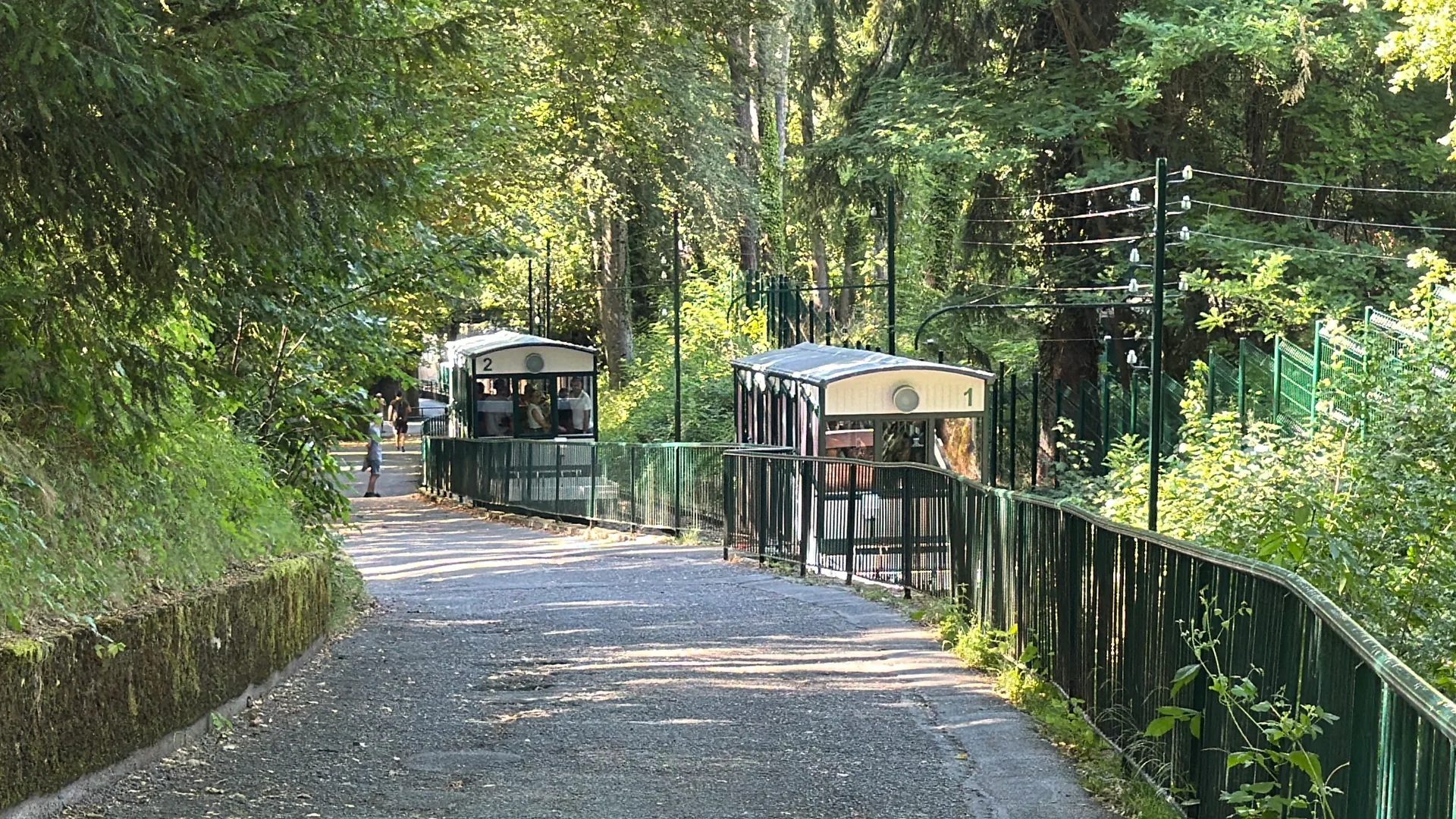 The Évian funicular - The two cars pass each other at the passing loop