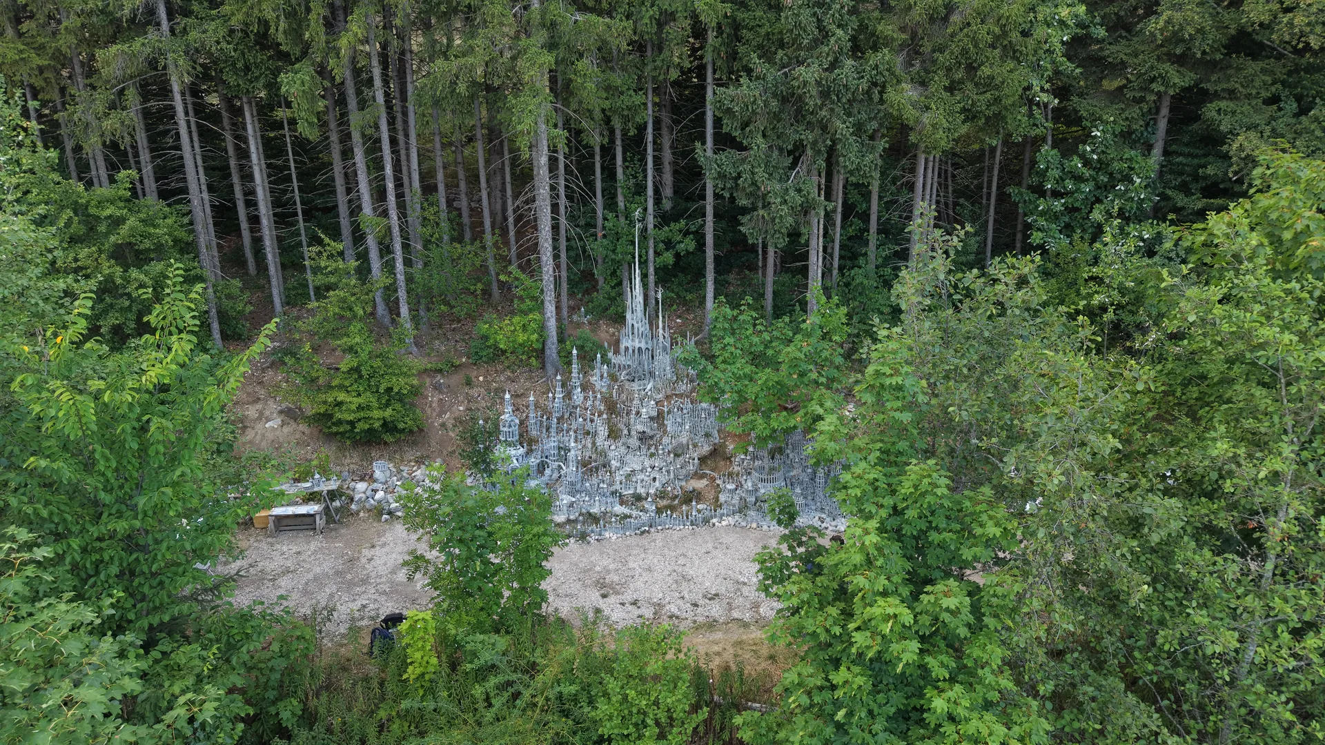 Grande Citadelle de Monthoux dans la forêt